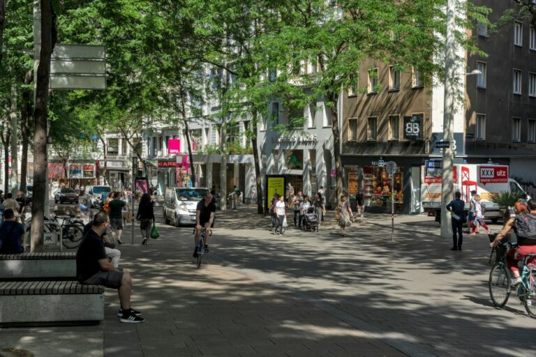 Begegnungszone in der Mariahilfer Straße, Wien, Radfahrer, Autos, Fußgänger, Bäume