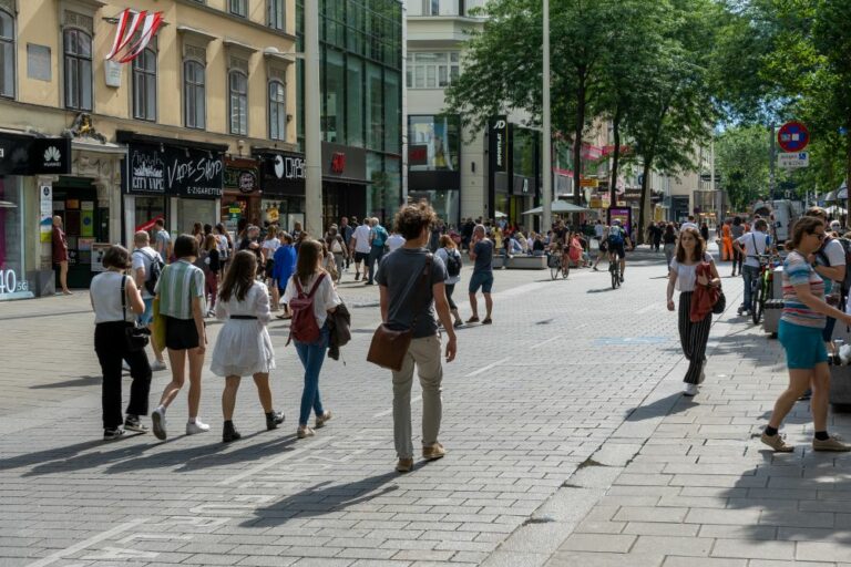 Mariahilfer Straße, Begegnungszone vor dem Raimund-Hof, nahe Stiftgasse, Wien