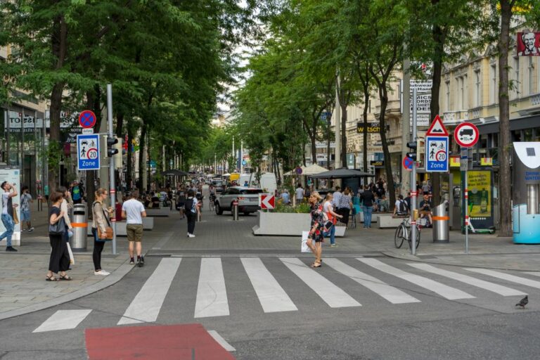 Begegnungszone in der Mariahilfer Straße mit Pollern und Barrieren