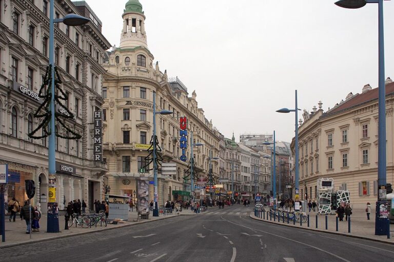 Mariahilfer Straße vor dem Umbau zur Begegnungszone, Wien