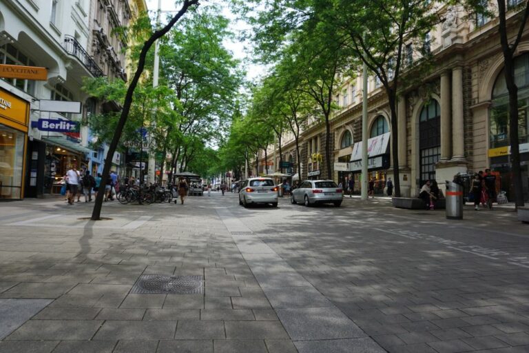 Begegnungszone (shared space) in der Mariahilfer Straße, nahe Capistrangasse und Theobaldgasse, Wien