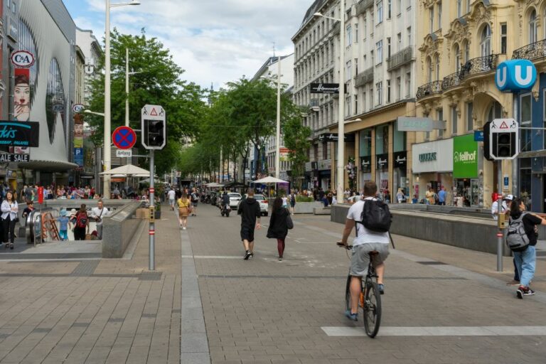 Mariahilfer Straße, Begegnungszone bei der U3-Station Zieglergasse, Wien