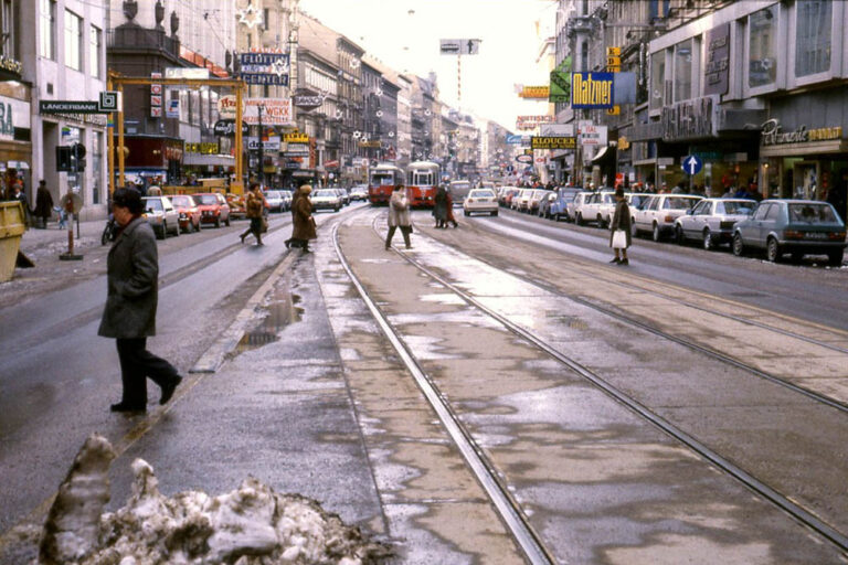 Mariahilfer Straße bei der Andreasgasse, Wien, Straßenbahnen, Autos, Passanten, Winter, Schnee