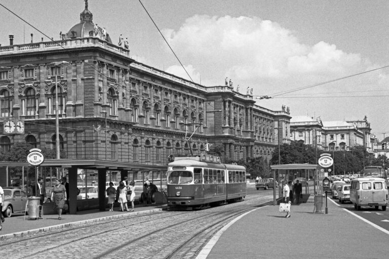Straßenbahn der Linie 58, dahinter das Kunsthistorische Museum, Mariahilferstraße, Mariahilf, Neubau, Wien, Hofburg