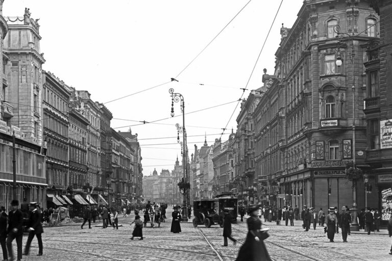 Mariahilferstraße, historisches Foto, Passanten, Straßenbahnen, Straßenlaternen