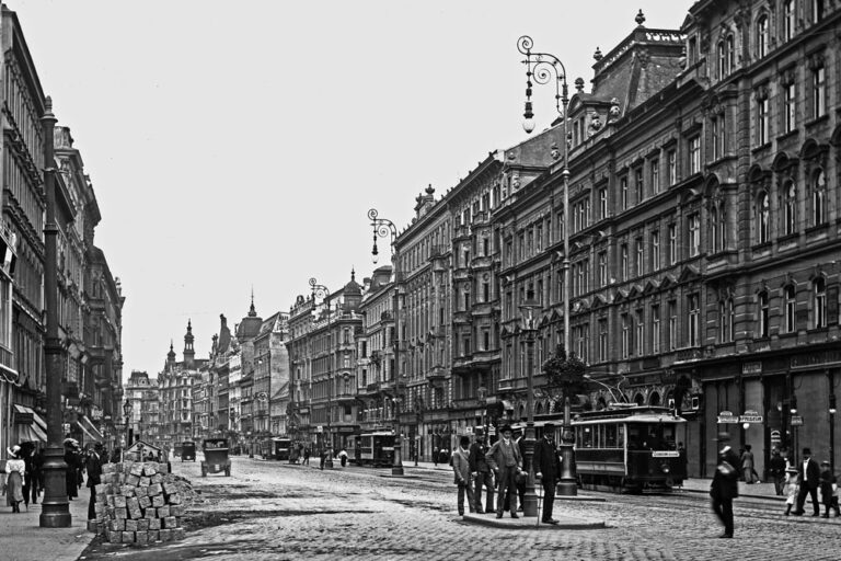 Mariahilferstraße bei der Kaiserstraße, historische Aufnahme, Straßenbahnen, Fußgänger, Straßenlaternen, Wien