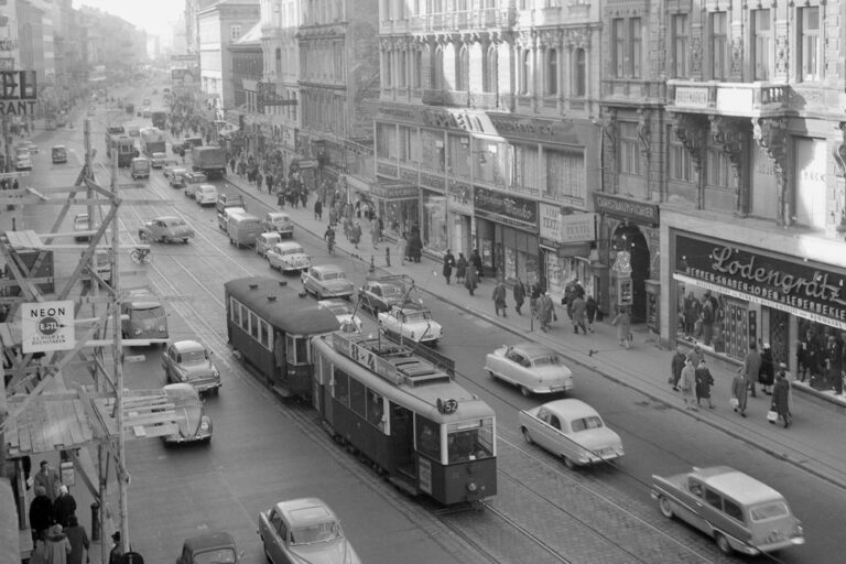 Straßenbahn- und PKW-Verkehr in der Mariahilferstraße, altes Foto, Wien