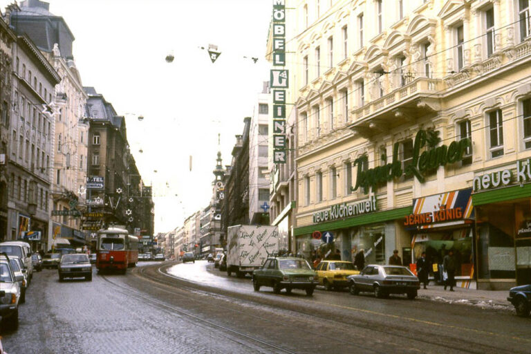 altes Foto der Mariahilferstraße zwischen Rahlgasse und Königsklostergasse, Straßenbahn, PKW-Verkehr, Winter, Weihnachtsbeleuchtung