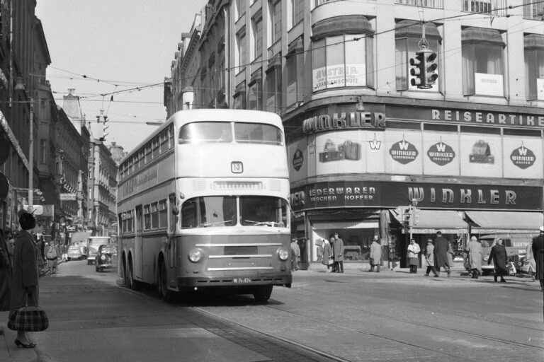 Neubaugasse mit Stockbus der Linie 13A