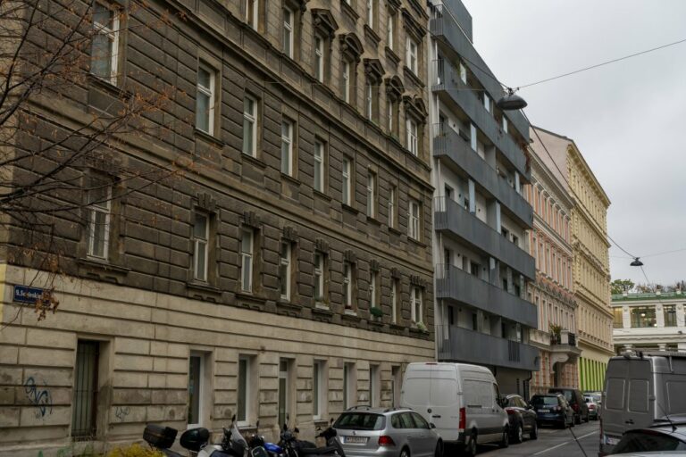 Gründerzeithäuser und Neubau in der Sobieskigasse in Wien-Alsergrund, dahinter die U6-Station "Nußdorfer Straße"