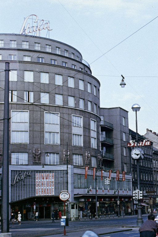 Kaufhaus Stafa mit demolierter Fassade in den 1960ern, Wien, 7. Bezirk