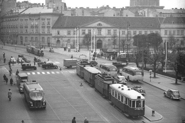 Babenbergstraße und Mariahilferstraße, hinten das heutige Museumsquartier, um 1950, Wien