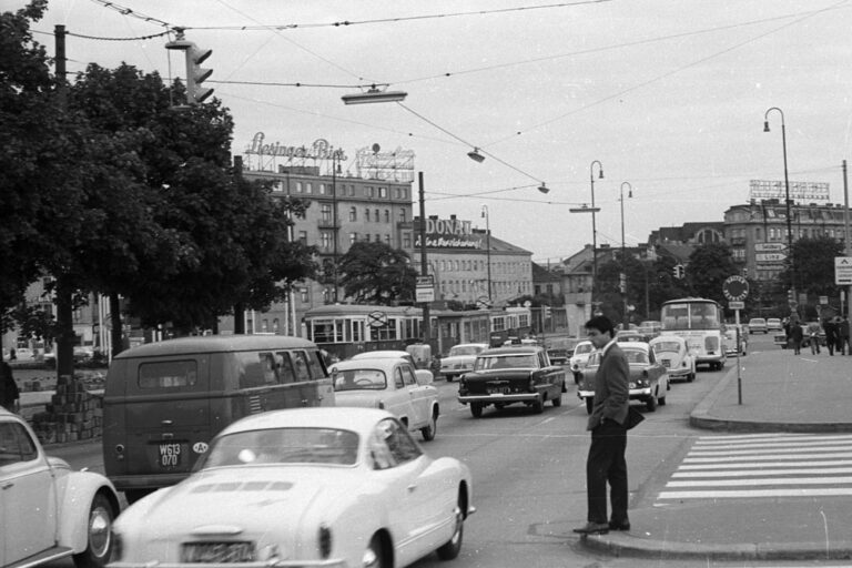 Verkehr am Mariahilfer Gürtel, wartender Fußgänger, 1950er, altes Foto, Wien, Europaplatz