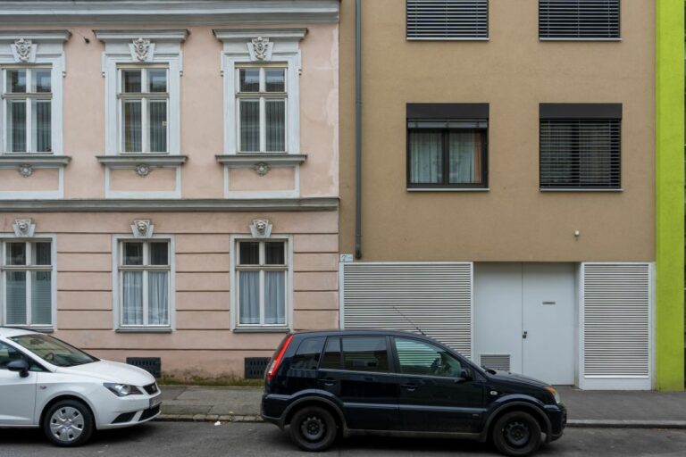 Gründerzeithaus und Neubau in Wien-Penzing, Autos, Erdgeschoß