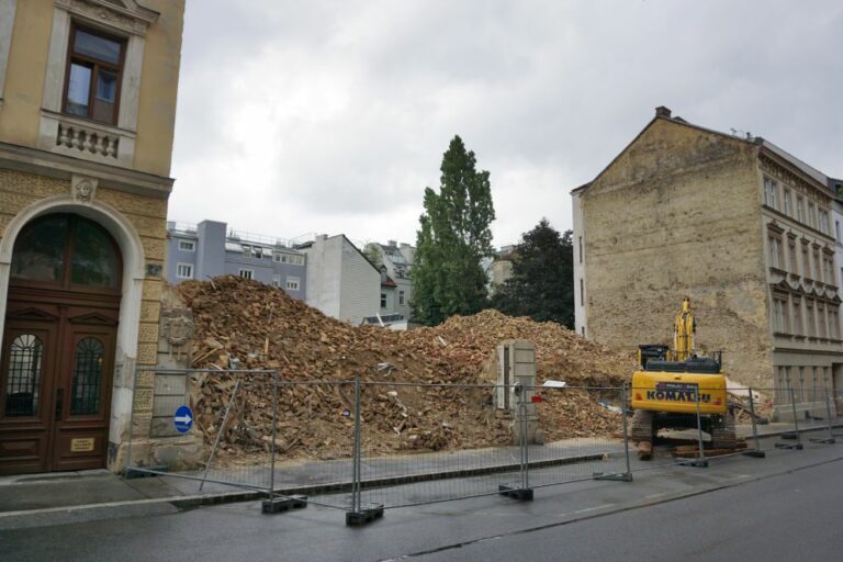 Schutthaufen nach dem Abriss des Hauses Heigerleinstraße 20-22, 1160 Wien, Abrissbagger, Bauzaun