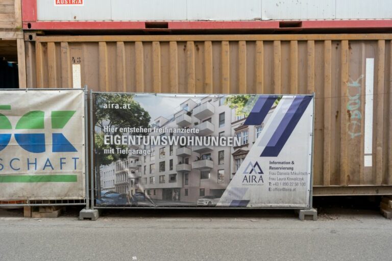 Baustelle in der Heigerleinstraße in Ottakring, Wien, Neubau nach Abriss, Aira-Plakat