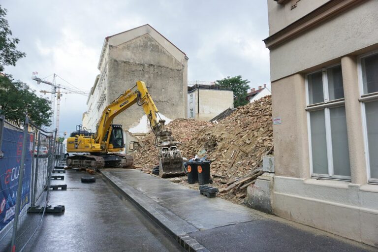 Schutt nach dem Abriss des Hauses Heigerleinstraße 20-22, 1160 Wien, Bagger, Abbruch