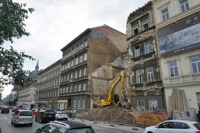 Gründerzeithaus am Mariahilfer Gürtel 33 wird abgerissen, Bagger, Baustelle, Autos