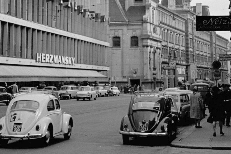 Autoverkehr beim Kaufhaus "Herzmansky", Mariahilfer Straße