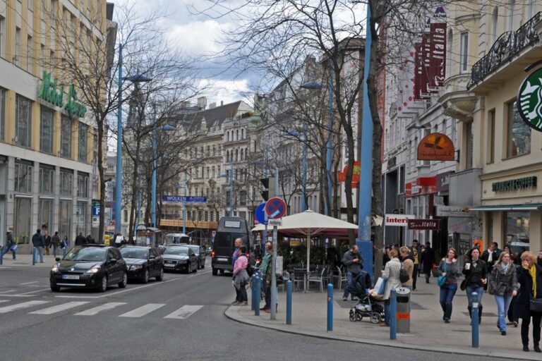 Autoverkehr an der Ecke Mariahilferstraße/Theobaldgasse