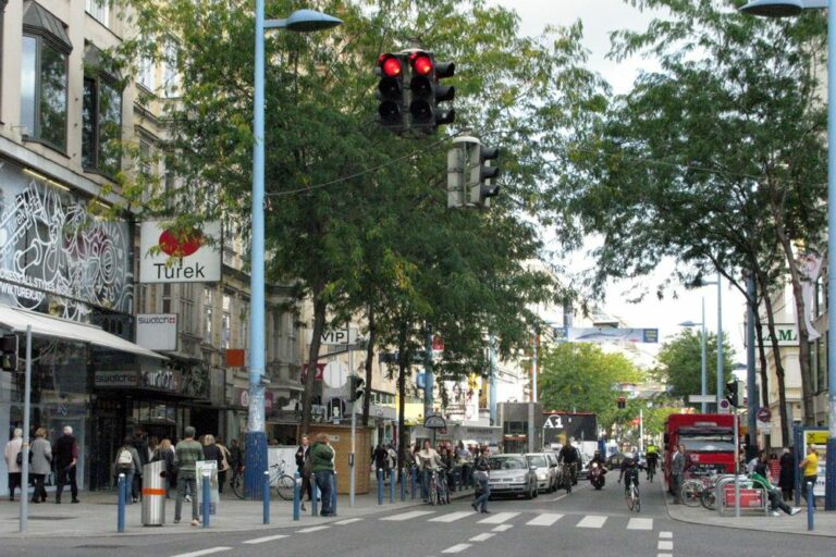 Autoverkehr an der Kreuzung Neubaugasse und Mariahilferstraße, Wien