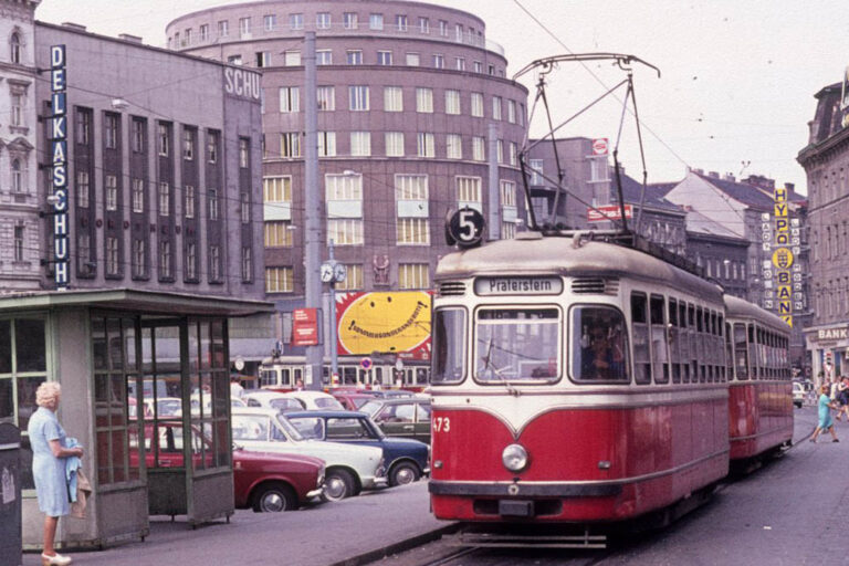 Straßenbahn der Linie 5, Kaufhaus Stafa, Mariahilfer Straße, Haltestelle, Autos, Wien