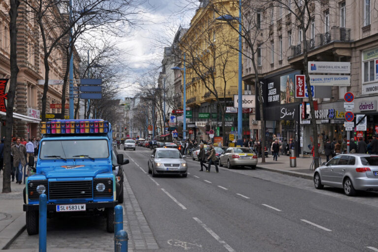 Autoverkehr vor der Stiftskirche kurz vor dem Umbau zur Begegnungszone, Mariahilfer Straße