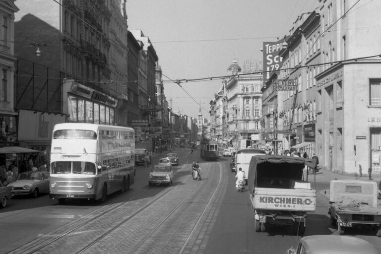 Bus und Straßenbahn auf der Mariahilfer Straße in den 1960ern