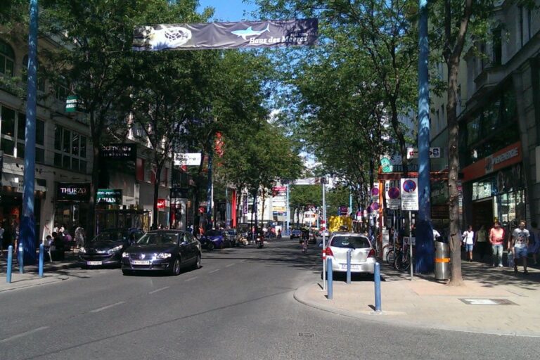 Mariahilferstraße bei der Esterházygasse vor dem Umbaun zur Fußgängerzone