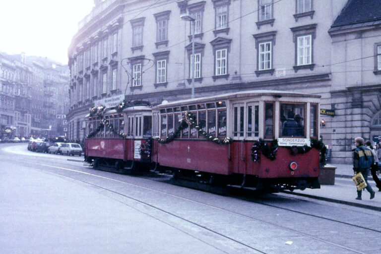 Sonderzug vor dem Messepalast, Museumsquartier, Mariahilferstraße, Neubau, Wien