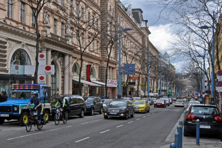 Autoverkehr vor der Stiftskirche kurz vor dem Umbau zur Begegnungszone, Mariahilfer Straße