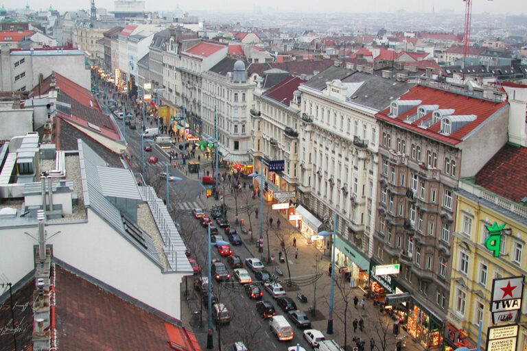 Mariahilferstraße beim Kaufhaus Stafa, zwischen Webgasse und Kaiserstraße, vor dem Umbau zur Begegnungszone