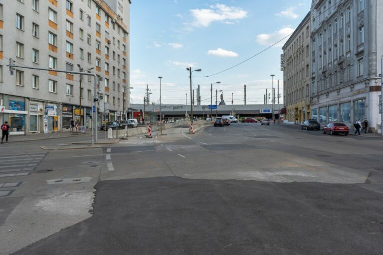 Asphaltfläche am Matzleinsdorfer Platz, Gürtel, Bahntrasse, Verkehr, Wien