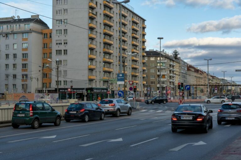 Margaretengürtel beim Matzleinsdorfer Platz, Wien, Wohnhaus, Autos, Verkehr