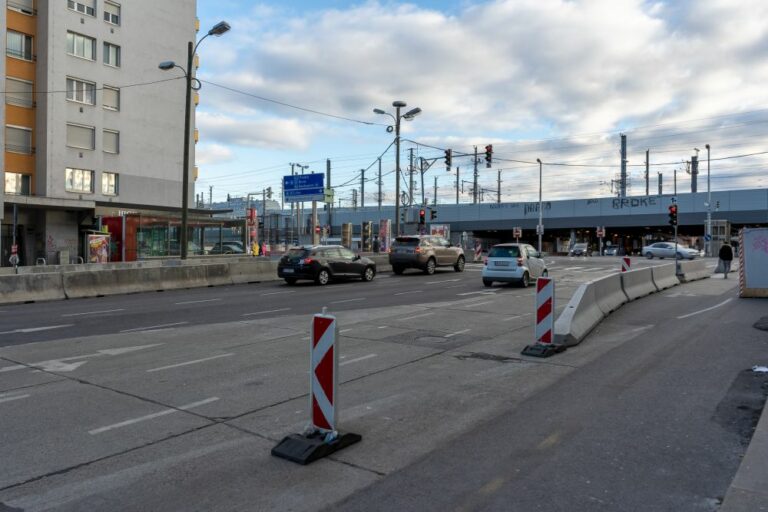 Matzleinsdorfer Platz mit Baustelle, Autos und Bahntrasse/Brücke, Wien