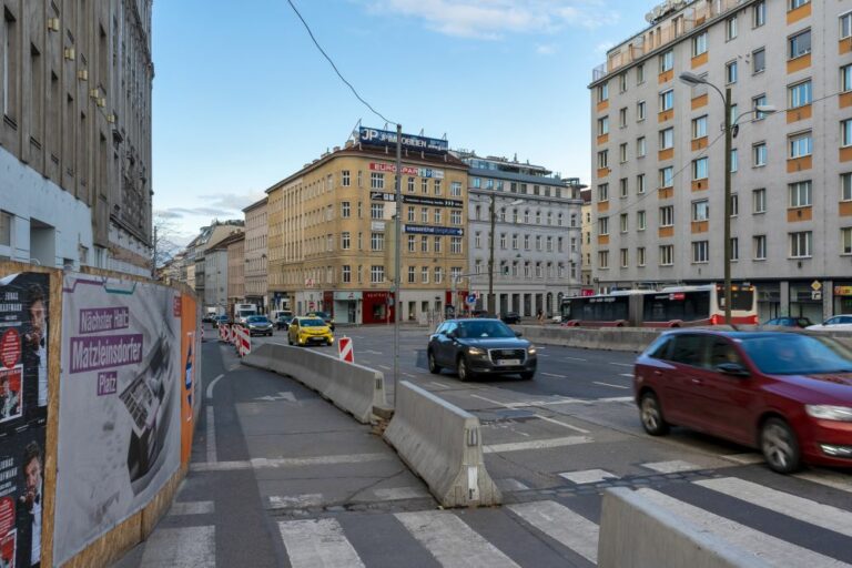 Autos und Baustelle am Matzleinsdorfer Platz