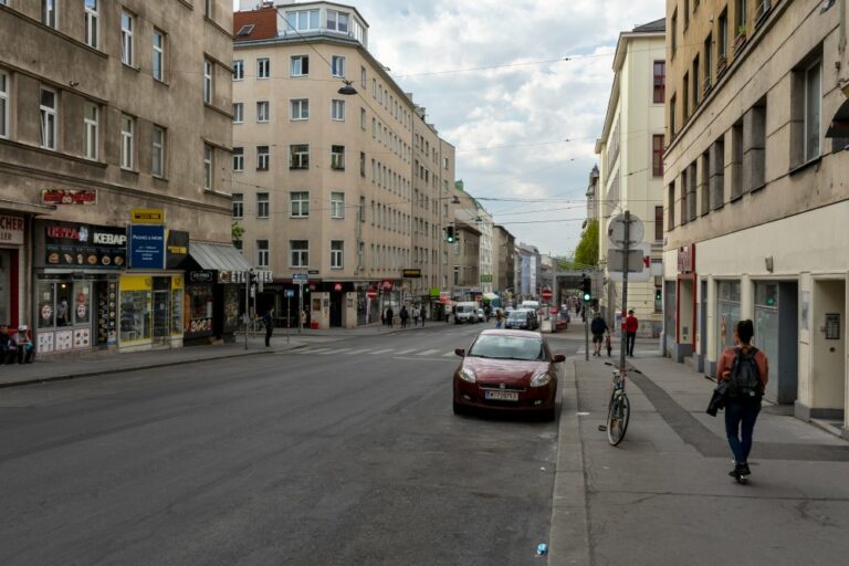 Reinprechtsdorfer Straße in Wien-Margareten, Asphalt, Fußgänger, Autos, Häuser