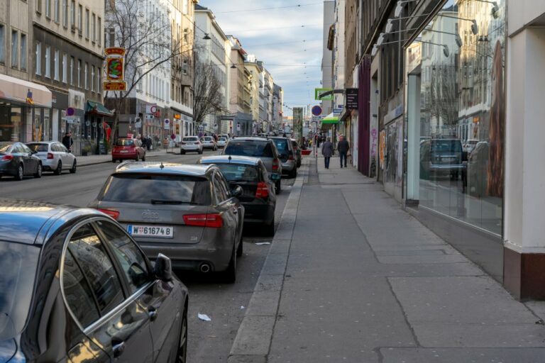 Gehsteig und Parkplätze auf der Reinprechtsdorfer Straße, 1050 Wien, Margareten