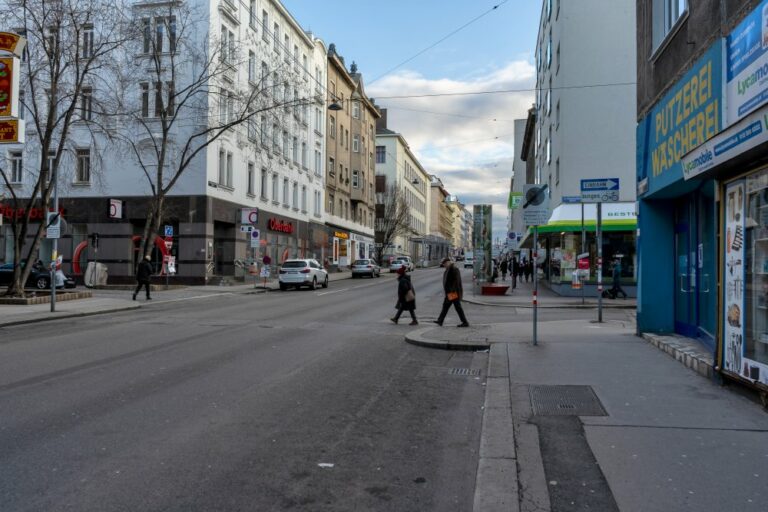 Reinprechtsdorfer Straße Ecke Högelmüllergasse, Fußgänger überqueren die Straße