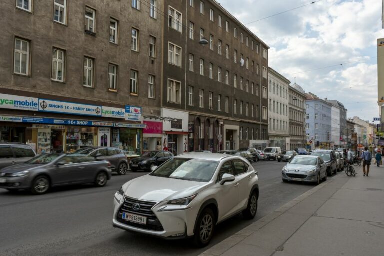 Reinprechtsdorfer Straße nahe Högelmüllergasse, Autoverkehr, Gründerzeithäuser