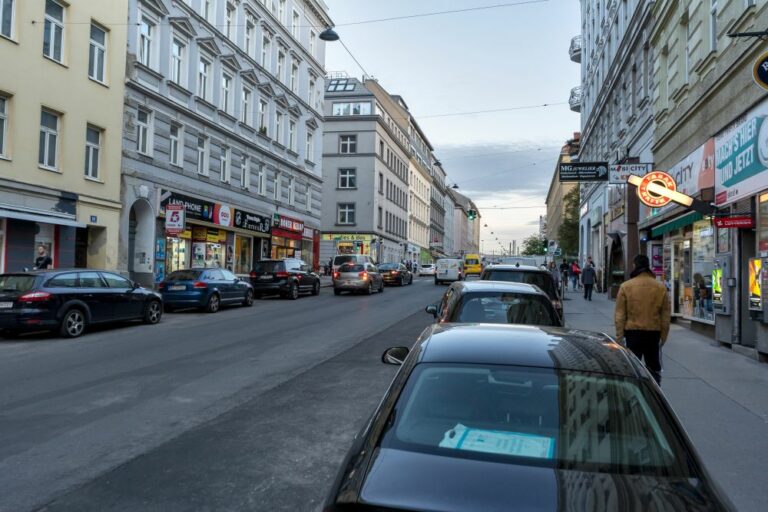 Reinprechtsdorfer Straße im 5. Bezirk in Wien, Autos, Fußgänger