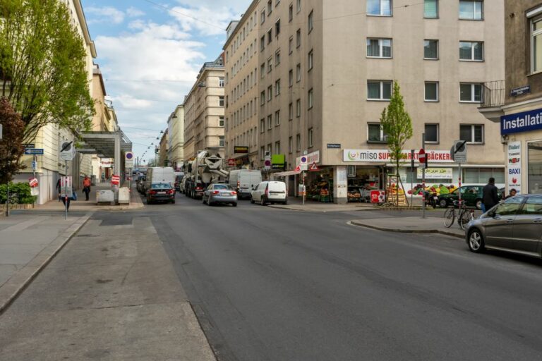 Reinprechtsdorfer Straße in Richtung Gürtel, Wien, Leitgebgasse, Schule