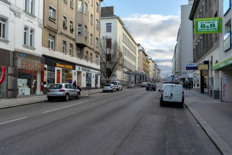 Reinprechtsdorfer Straße im 5. Bezirk in Wien, Haydn-Gymnasium, Blumen, Bäckerei Aroma, Frisör, Humana