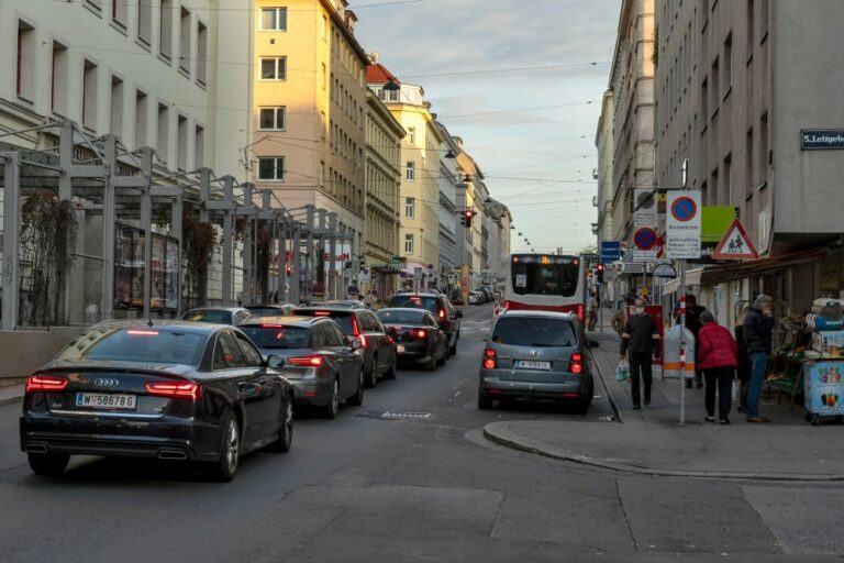 Autoverkehr und Bus auf der Reinprechtsdorfer Straße, Haydn-Gymnasium, Leitgebgasse, Wien