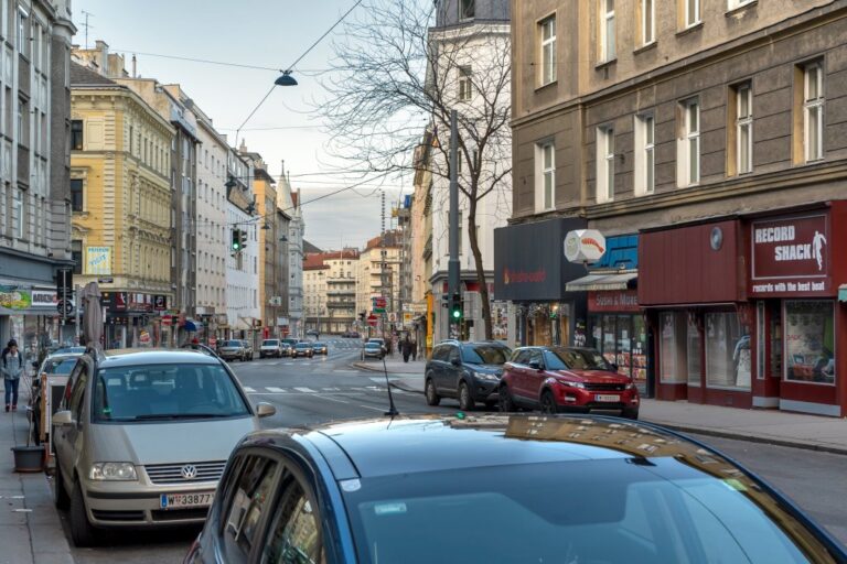 Reinprechtsdorfer Straße im 5. Bezirk, Wien, Autos