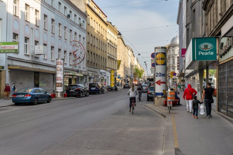 Radfahrer in der Reinprechtsdorfer Straße, Fußgänger, Litfaßsäule, Asphalt, Wien-Margareten