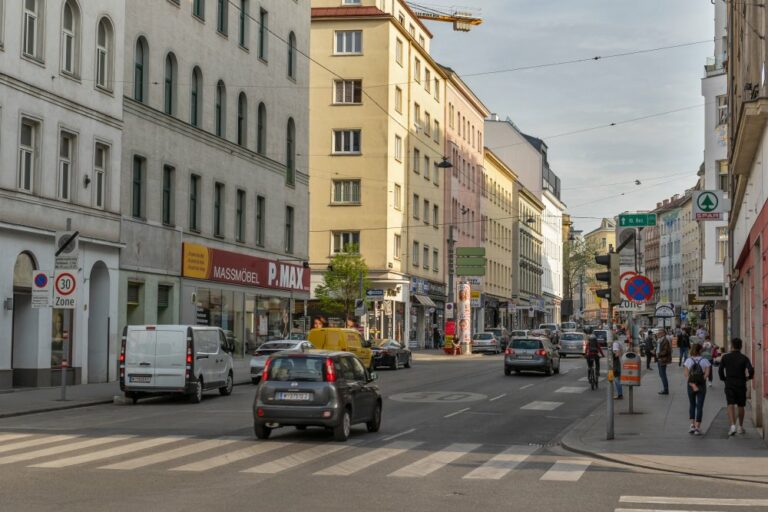 Reinprechtsdorfer Straße im 5. Bezirk, Wien, Autos, Geschäfte, Fußgänger