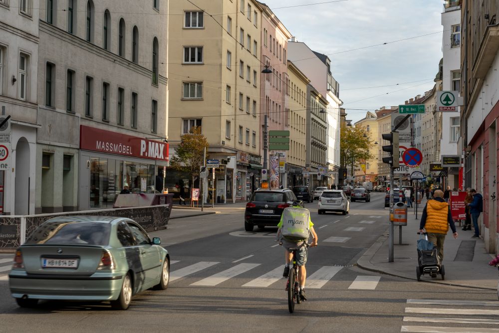 Autos und Radfahrer auf der Reinprechtsdorfer Straße, Wien-Margareten
