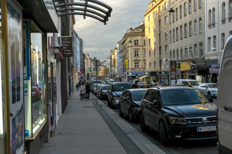 Gehsteig und Parkstreifen in der Reinprechtsdorfer Straße, 5. Bezirk, Wien