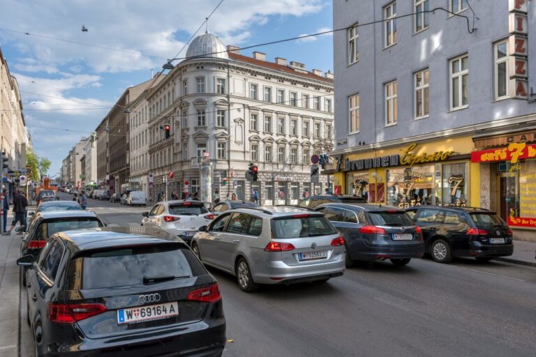 Verkehr in der Reinprechtsdorfer Straße beim Siebenbrunnenplatz, 1050 Wien